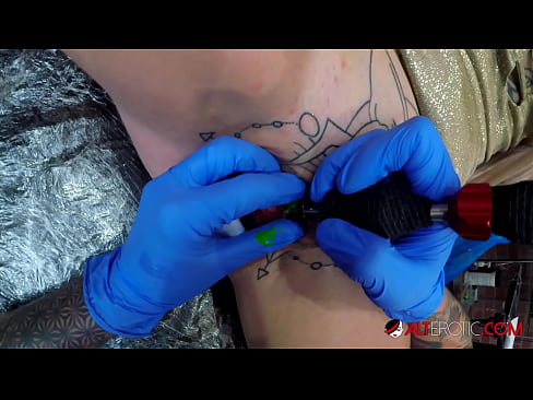 ❤️ Sully Savage, une chaudasse extrêmement tatouée, s'est fait tatouer le clitoris. Porno juste at us ❌