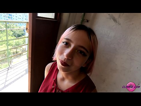 ❤️ Une étudiante sensuelle suce un étranger dans l'Outback - sperme sur son visage Porno juste at us ❌